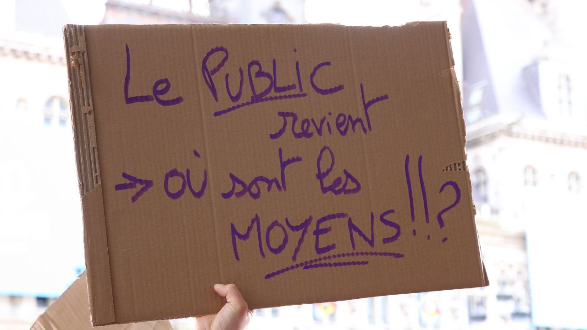 Pancarte - Le public revient > Où sont les moyens ?